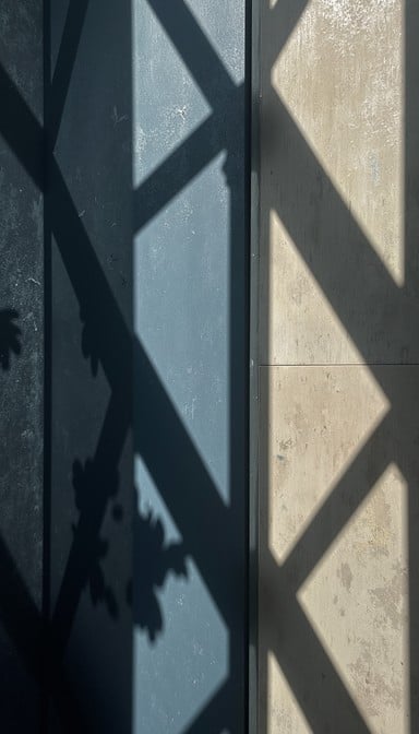 Free Angular Light Play Image | Download at StockCake