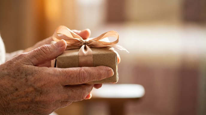 Gift Generations Free Gifts Between Generations Image - Hands, Elderly, Woman | Download ...