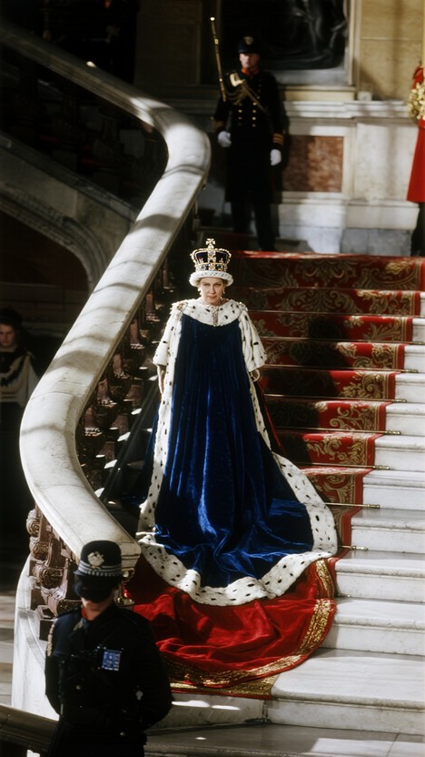 Download Regal Solitary Ascent Image - Royalty, Ceremonial, Regalia ...