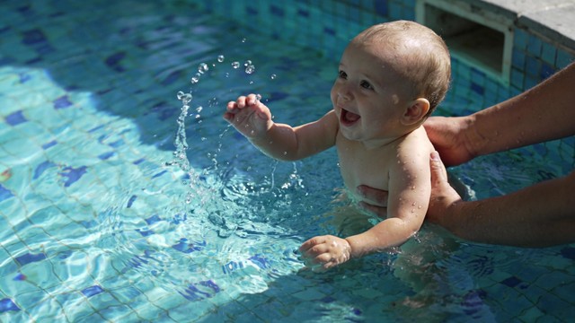 Free Baby Pool Splash Image - Baby, Infant, Pool | Download at StockCake