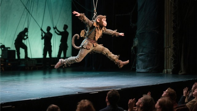 Free Flying stage performer Image - Theater, Performance, Flight ...